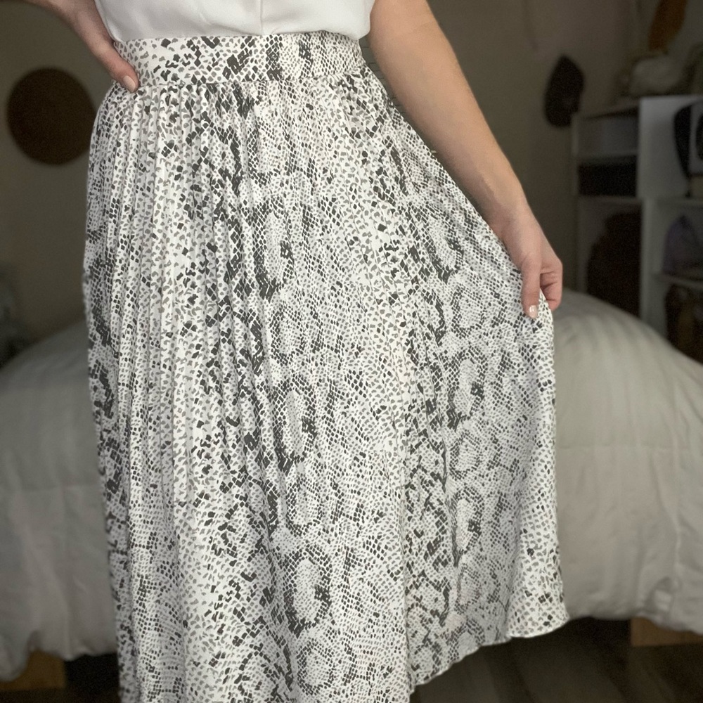 J. Crew pleated midi skirt in snakeskin grey multi. Size 0